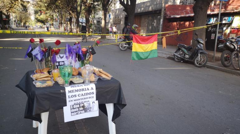 Una mesa armada en memoria de los cruceños fallecidos en Montero. | Ulises Cabrera