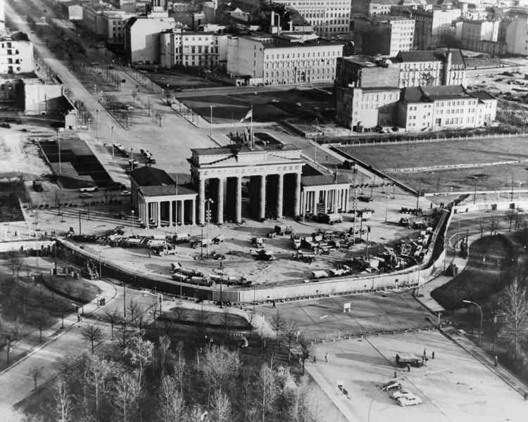 Vista aérea de la Puerta de Brandenburgo tras la construcción del muro de Berlín a lo largo de la frontera entre Berlín Este y Oeste a finales de 1961 (Foto de Granger/Shutterstock (8653912a))