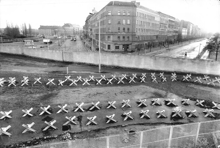 El 11 de agosto de 1961, los líderes políticos de Alemania Oriental firmaron las órdenes de cerrar la frontera entre Oriente y Occidente y erigir el temido Muro de Berlín. A medianoche, la policía y las unidades del ejército de la RDA comenzaron a cerrar la frontera y, el domingo 13 de agosto por la mañana, la frontera con Berlín Occidental estaba cerrada (Foto de Bill Cross/ANL/Shutterstock (1335632a))