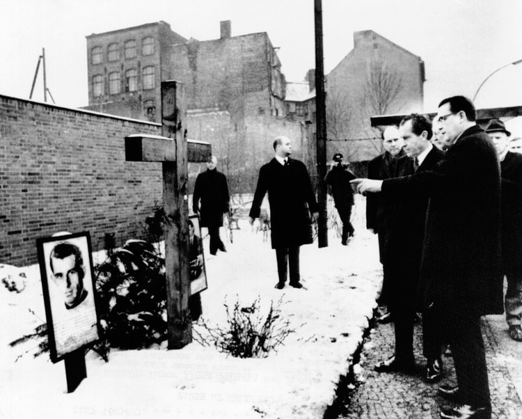 El presidente estadounidense Richard Nixon y el alcalde de Berlín Occidental Klaus Schuetz el 27 de febrero de 1969, en un monumento en memoria de dos alemanes orientales muertos a manos de guardias cuando intentaban cruzar el Muro de Berlín (Foto de Everett/Shutterstock (10306664a))