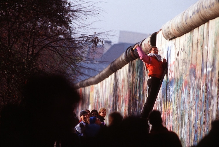 Un hombre de Alemania Occidental utiliza un martillo y un cincel para cortar un trozo del Muro de Berlín. Una parte del Muro ya había sido demolida en Potsdamer Platz, 14 de noviembre de 1989 (Foto de F A Archive/Shutterstock (6044515ay))