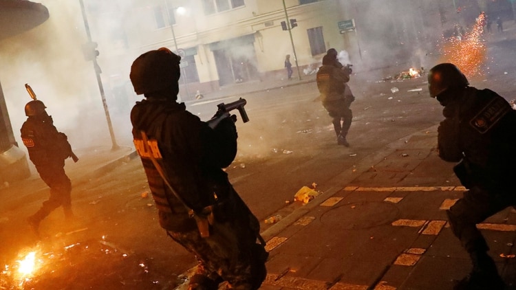Security forces are seen amidst tear gas during a protest in La Paz, Bolivia, October 31, 2019. REUTERS/Kai Pfaffenbach
