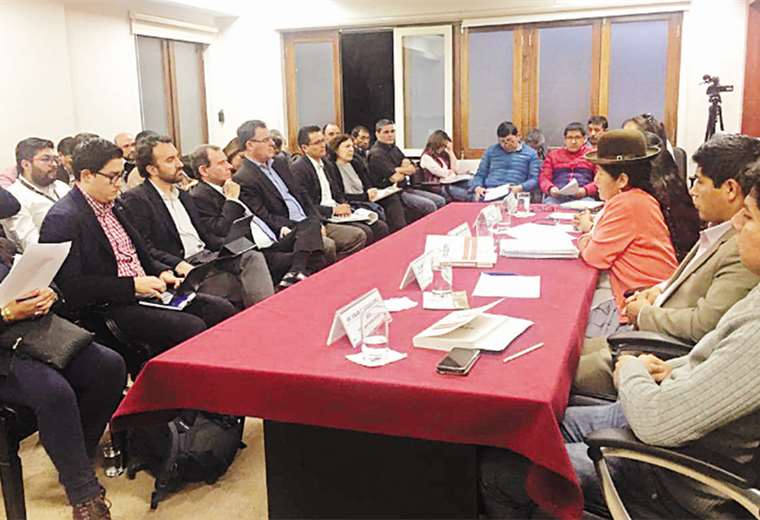 El equipo auditor de la OEA se reunió el viernes con los vocales electorales. El grupo recolecta información y base de datos del TSE. Foto: APG NOTICIAS