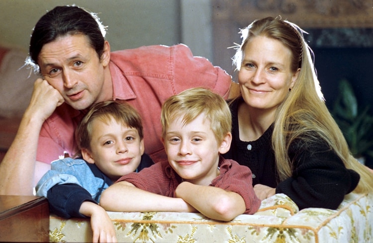 Kieran y Macaulay Culkin con sus padres en 1990 (Features / Shutterstock / The Grosby Group) 