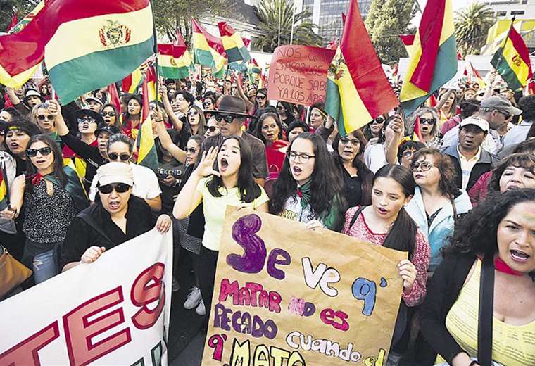 Vigilia al frente del Tribunal Electoral Departamental de La Paz (Página Siete)