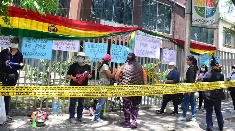 Ciudadanos toman pacíficamente la Defensoría del Pueblo en Cochabamba. | Daniel James