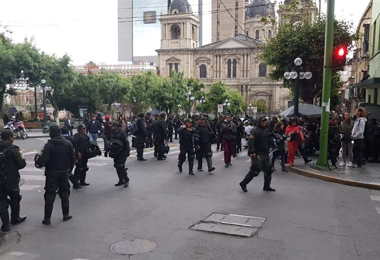El contingente desplegado en plaza Murillo I Foto: EL DEBER.