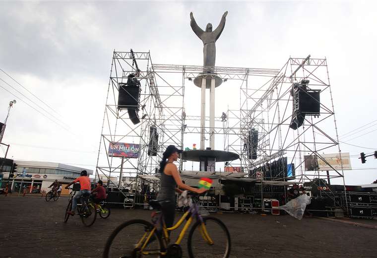 La estructura del Cabildo se comenzó a armar desde ayer domingo. Foto: Jorge Ibáñez