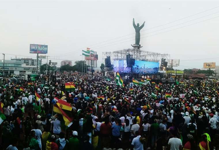 A pie o en bicicleta, la población se reúne a los pies del Cristo Redentor (Foto: Jorge Uechi)