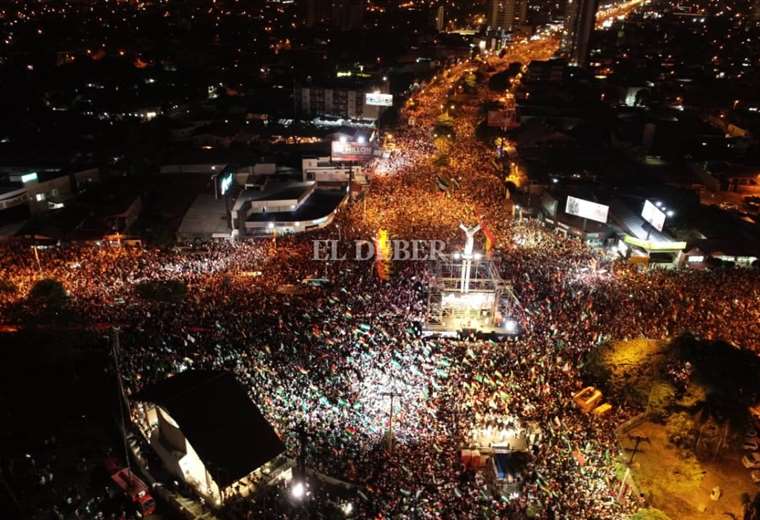 La ciudadanía congregada en el Cristo | Foto: Fuad Landívar