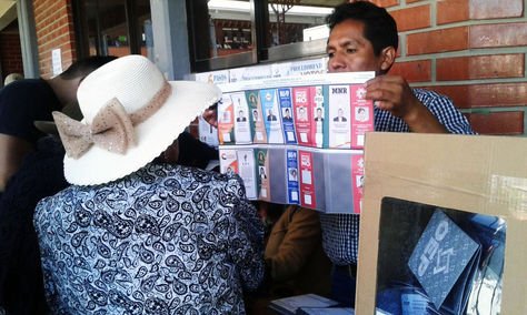 Un jurado electoral muestra la boleta de las elecciones generales de este domingo 20 de octubre.