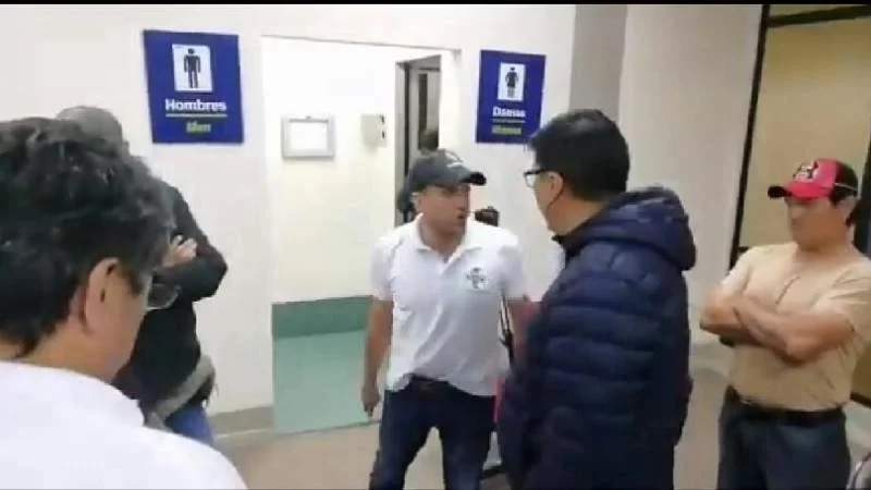 Camacho pasó la noche en el aeropuerto de El Alto y aún no puede salir