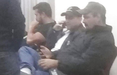 El líder cívico Luis Fernando Camacho (c) en la terminal aérea de El Alto.