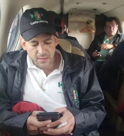 Camacho en la avioneta en la que retorno a Santa Cruz.