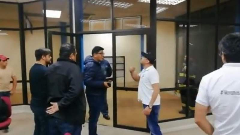 Responsabilizan al jefe del Aeropuerto de El Alto de poner en riesgo la vida de Camacho
