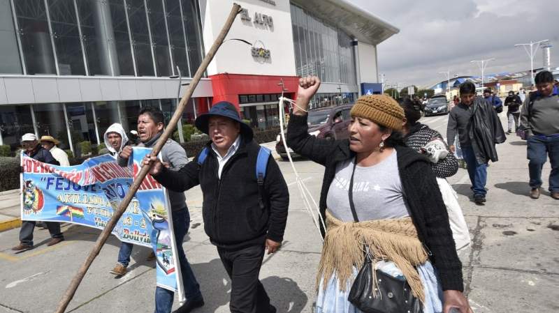 Seguidores de Evo toman el control del aeropuerto, golpearon e hicieron arrodillar a cruceños