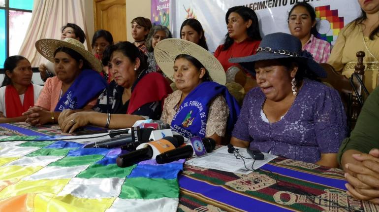Asociación de mujeres en conferencia de prensa. | Los Tiempos