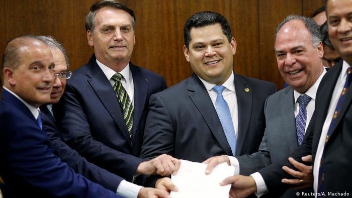 Foto de presidente Bolsonaro luego de presentar paquete de propuestas al Parlamento.
