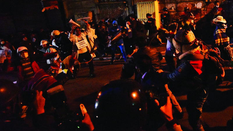 La Policía reprime a médicos y protege a los grupos del MAS