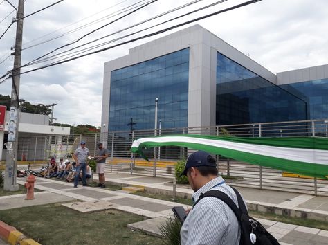 Sectores movilizados instalaron una vigilia en oficinas de YPFB en la Doble Vía La Guardia, en Santa Cruz.