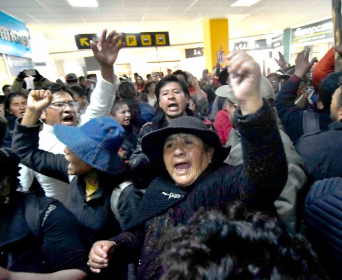 CIENTOS DE PERSONAS AFINES AL OFICIALISMO TOMARON AYER EL AEROPUERTO INTERNACIONAL DE EL ALTO