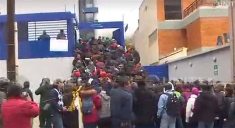 Imágenes del momento en el que se retoma la oficina de Impuestos 