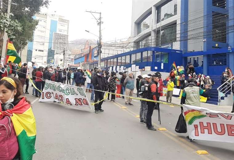 Así permanecía la gente fuera del SIN tras la gresca registrada esta mañana. Foto Unitel 