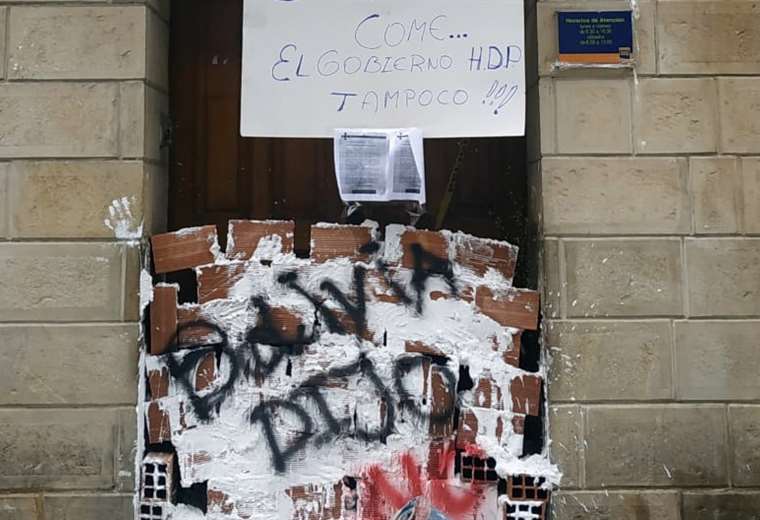 El Banco Unión amaneció tapiado en Sucre. Foto: Iván Ramos