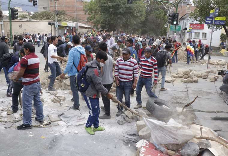 Los cocaleros desbloquean a su paso hacia el centro cochabambino. Foto: APG