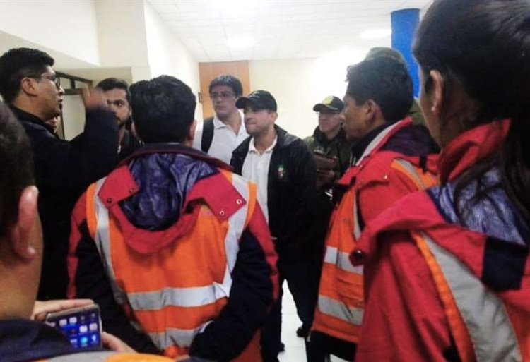 Luis Fernando Camacho, rodeado de policías en la sala del Aeropuerto de El Alto donde permaneció retenido durante horas
