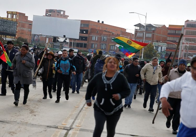Los simpatizantes de Evo Morales que llegaron al aeropuerto de La Paz para bloquear el desembarco de Camacho requisaron a todas las personas que entraban y salían de la terminal aérea. (REUTERS/David Mercado)