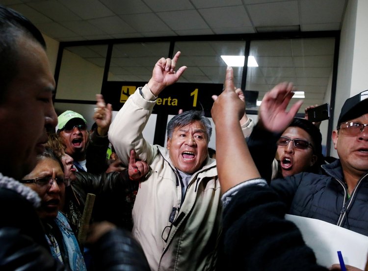 Las turbas simpatizantes del presidente coparon el interior de la terminal aérea con amenazas de muerte para el líder del Comité Cívico de Santa Cruz (REUTERS/David Mercado)