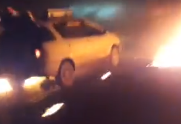 El chofer intentó darse a la fuga tras chocar a una manifestante. 