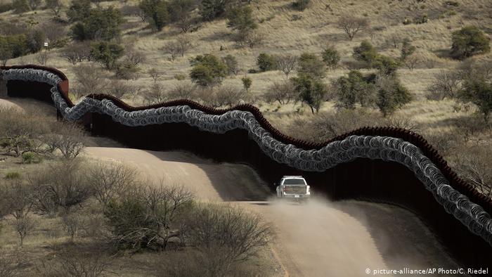 USA Grenze zu Mexiko, Mauer mit Stacheldraht (picture-alliance/AP Photo/C. Riedel)