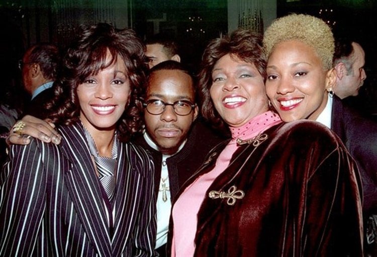 Whitney Houston, Bobby Brown, Cissy Houston y Robyn Crawford. (AP)