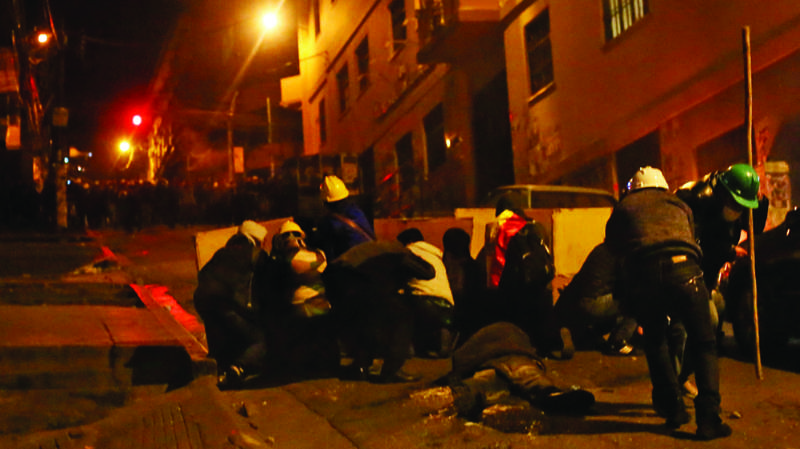 Mineros atacan a estudiantes ante policías