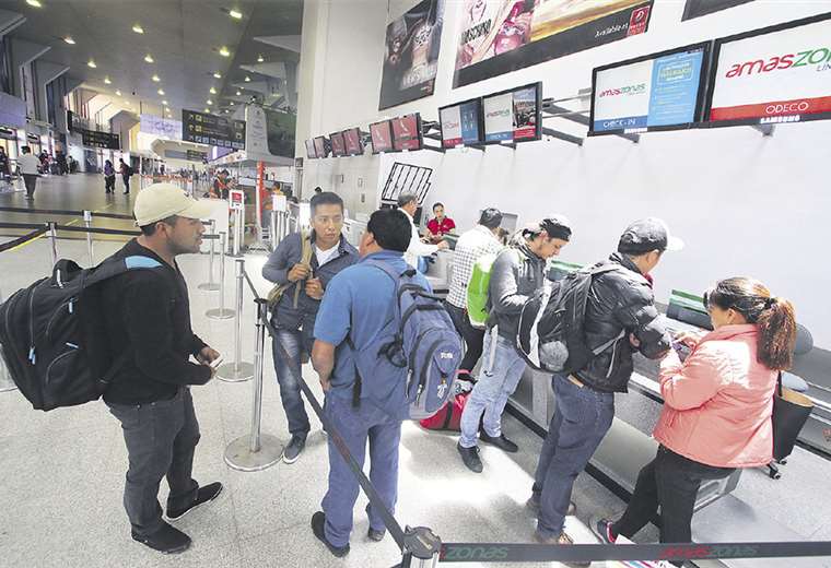 Las compañías aéreas afirman que no se han cancelado vuelos, pese al conflicto social, pero hay cambios