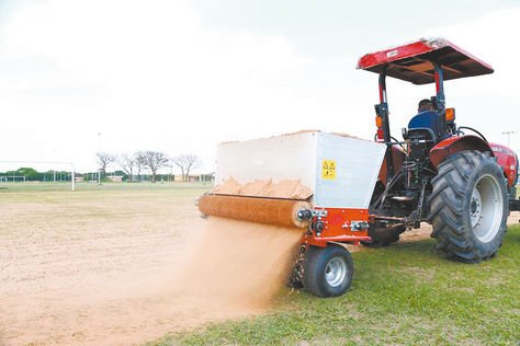 Labores. Maquinaria pesada en el estadio de Warnes cuando el trabajo era normal. Foto: FBF