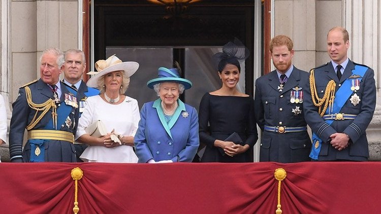 La familia real británica en el Palacio de Buckingham