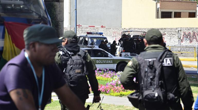 Policías resguardan el puente Muyurina. | Daniel James