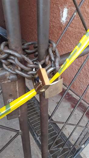 Así quedaron algunas puertas de ingreso a colegios en Guarayos.