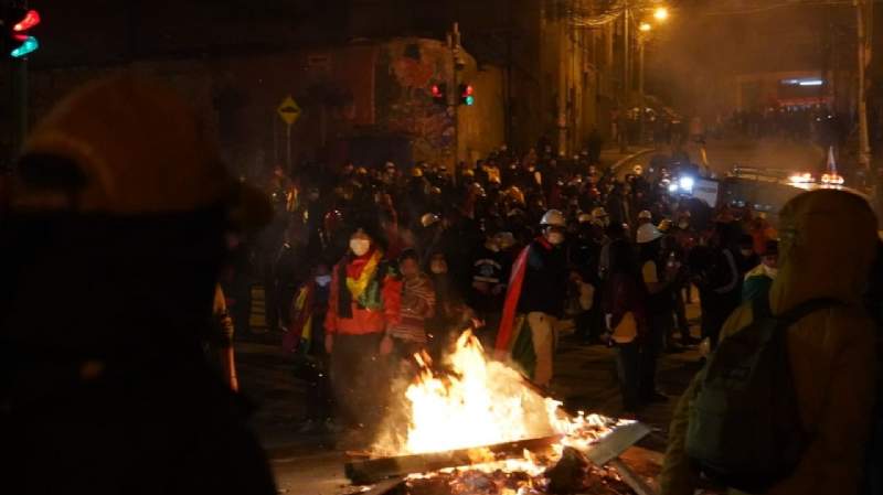 Otra noche de violencia en La Paz, deja al menos ocho heridos