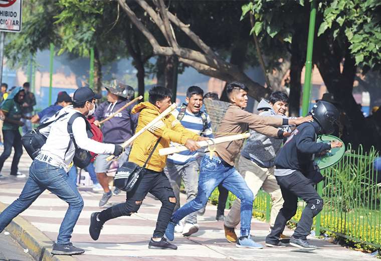 La disputa electoral saltó a las calles el 21 de octubre, luego de conocerse los resultados del TREP. Cochabamba está polarizada y convulsa. Foto: Los Tiempo
