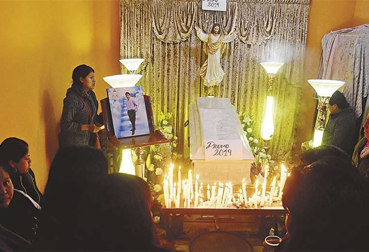 Familiares y compañeros de colegio velan los restos del estudiante Limbert Guzmán, que falleció en la refriega del miércoles en Cochabamba. Foto: Los Tiempo