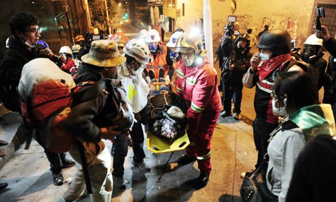 Un herido durante otra jornada de enfrentamientos que La Paz vivió este jueves 7 de noviembre de 2019. Foto: Álvaro Valero