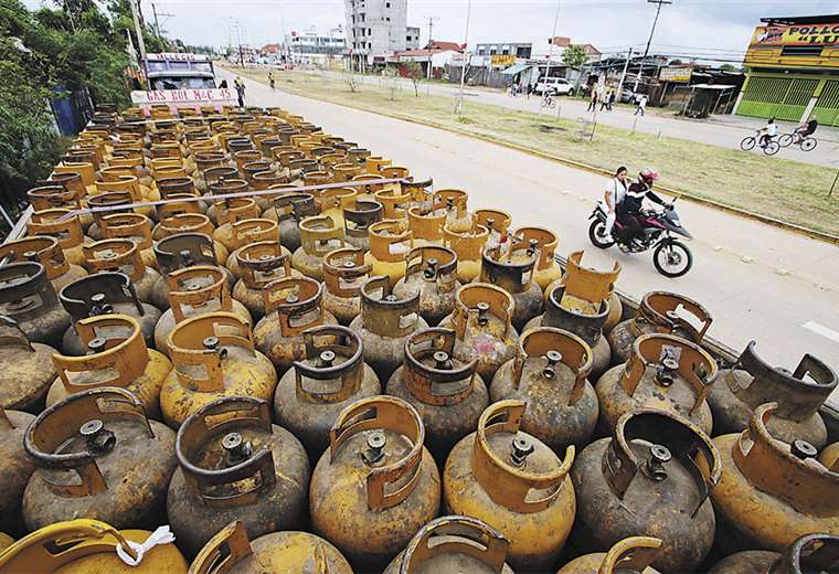 Estas garrafas vacías hace dos días que están afuera de la envasadora de YPFB para ser reemplazadas