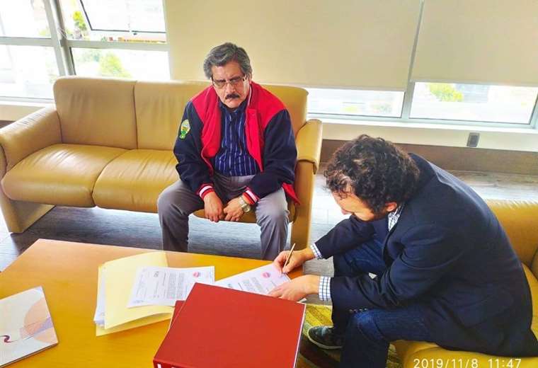 Albarracín conversó con integrantes de la comisión I Foto: Facebook.