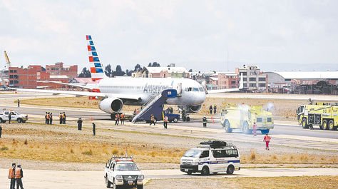 Aeronave. Un avión de American aparcado en la pista de aterrizaje del aeropuerto de El Alto.