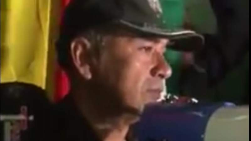 ¿Quién se rinde? Mira cómo el comandante de Tarija se unió al pueblo