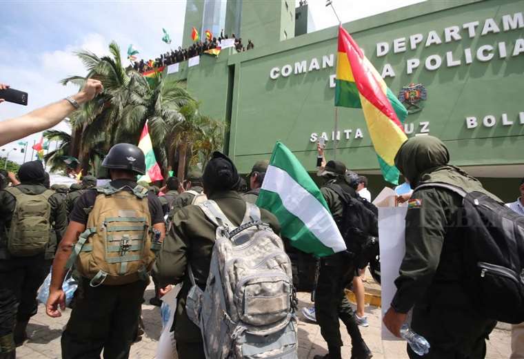 Policías marchan hacia el Comando en Santa Cruz. Foto Rolando Villegas 